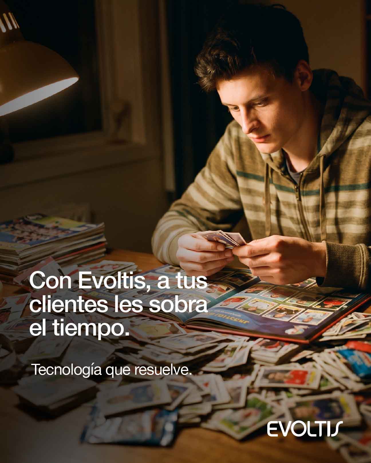 Pieza de la campaña de Evoltis con un joven coleccionando cartas